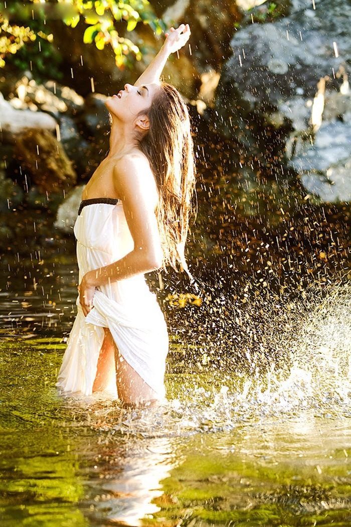 Marie Avgeropoulos in Rosario