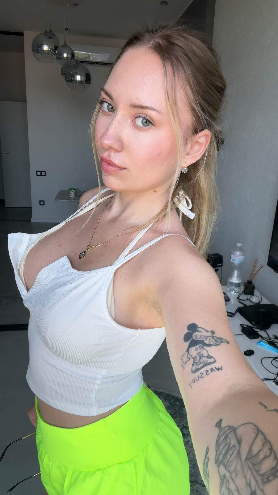 KateV in her underwear in Rosario