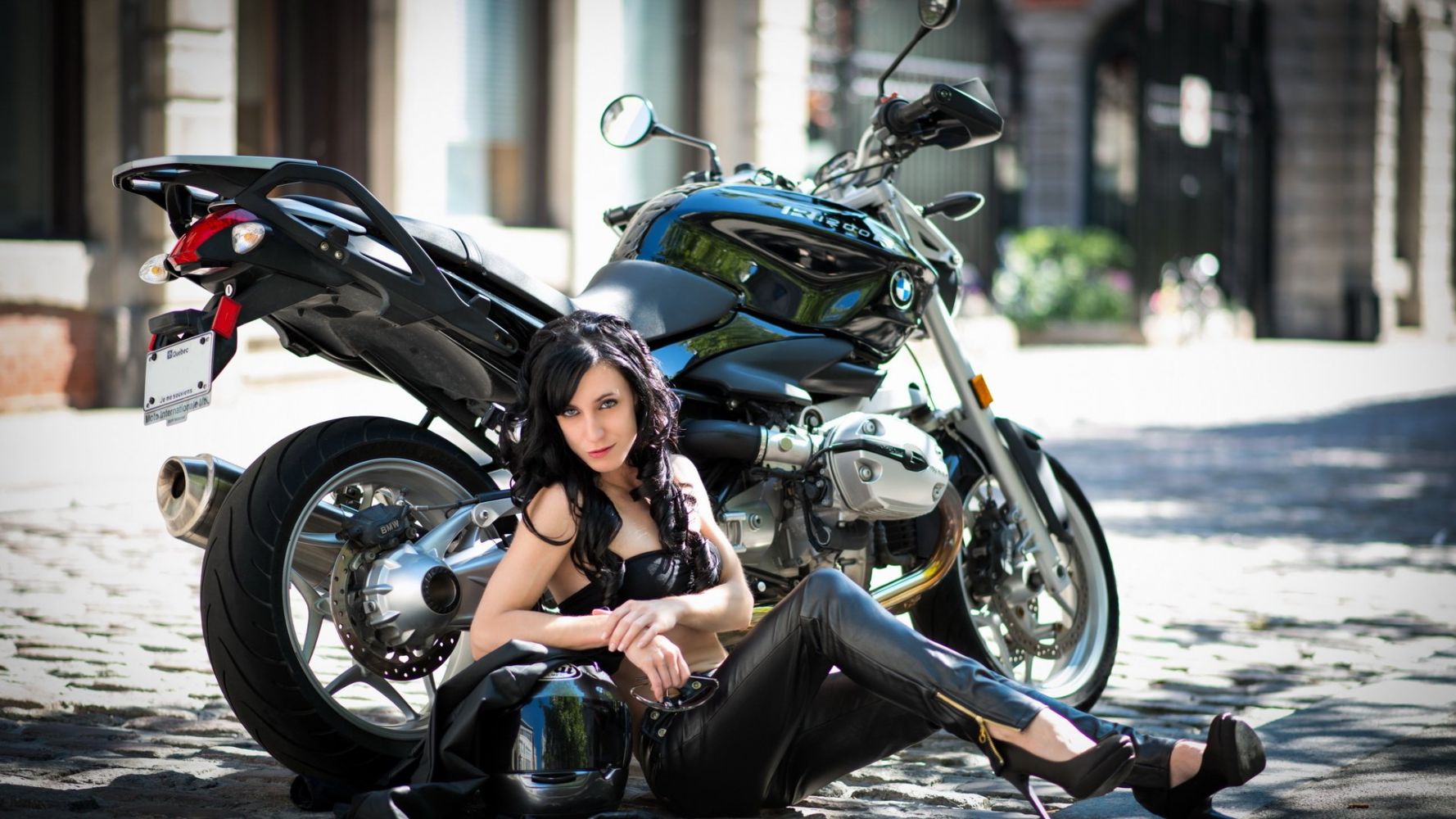 European women on bikes in Rosario