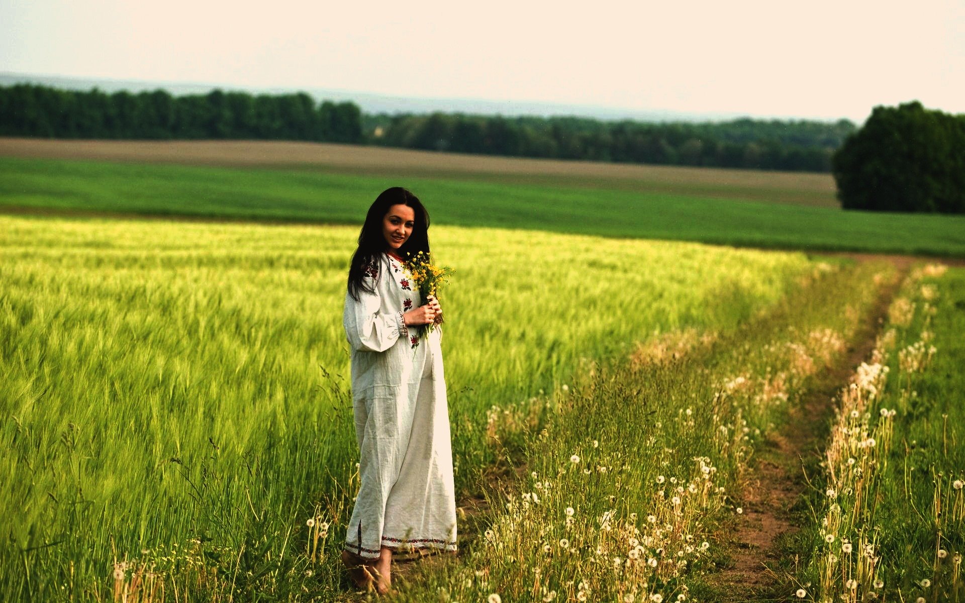 Women in Slavic costumes in Rosario