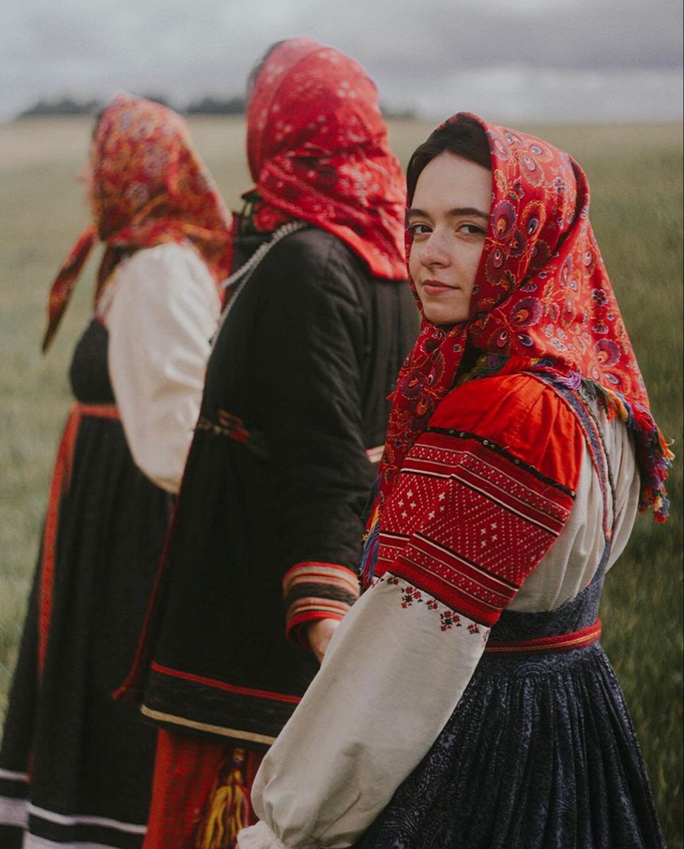 Women in Slavic costumes in Rosario