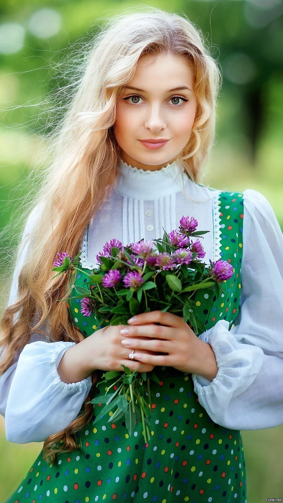 Girls in Slavic costumes in Rosario