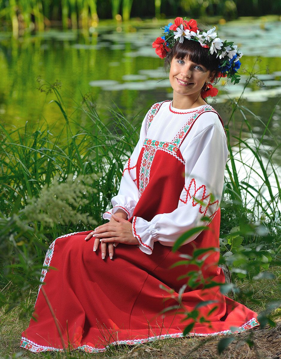 Beautiful girl Girls in Slavic costumes in Rosario