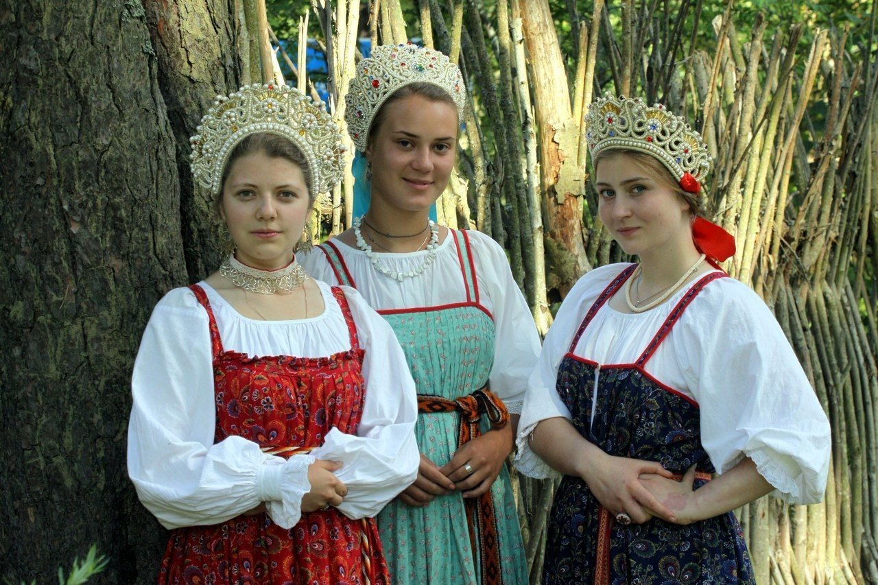 Sexy model Girls in Slavic costumes in Rosario